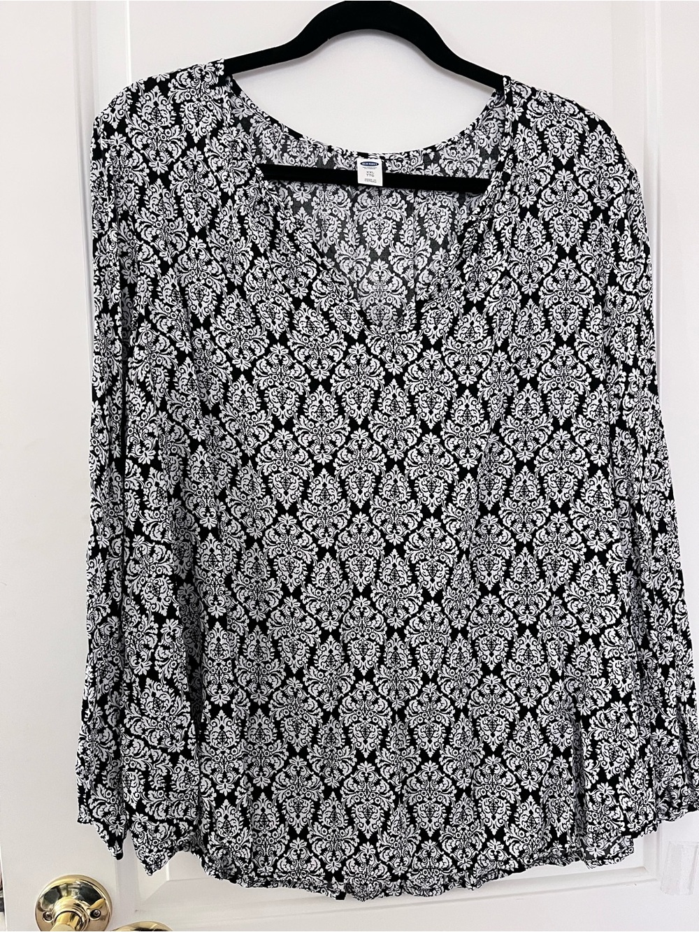 Old Navy XXL Black and White print long sleeve blouse